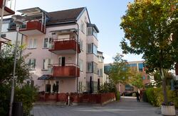 Järla sjö-bostadsområdet med De Laval-hallen i bakgrunden, f