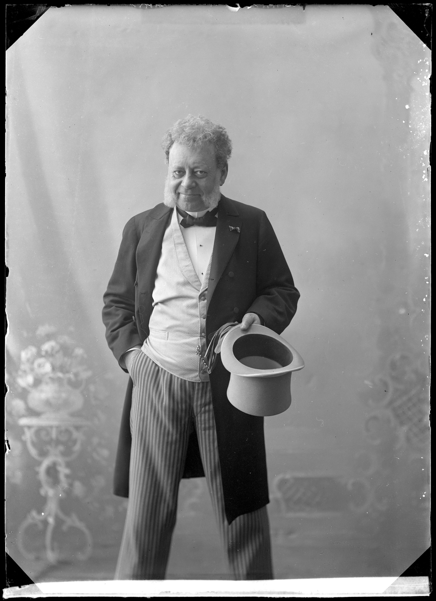 Ossian Hamrin som Henkel i Krig i fred, Dramatiska teatern 1904. Skannat glasnegativ