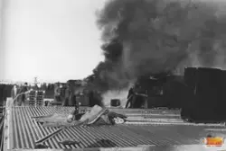 Brand i takbeläggningen. Rökutvecklingen var kraftig (LM Eri