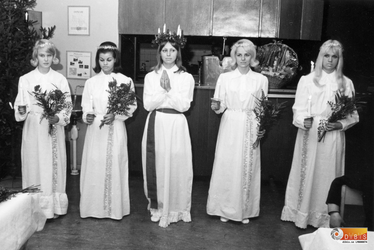 Plats: LM Ericsson Söderhamn
Personer i bild: Lucian är Lena Jonsson från Stråtjära.
Bilden visar lucia tåg som gick runt i fabriken.