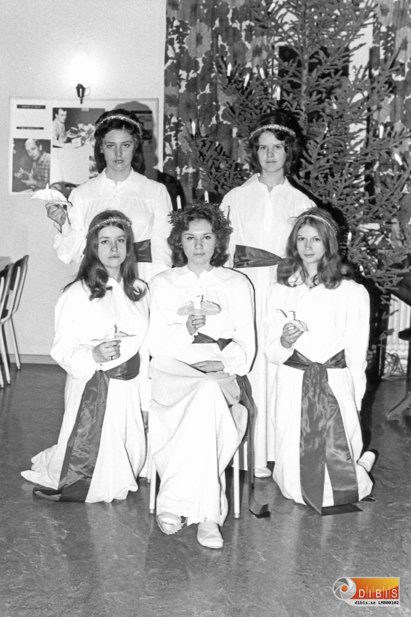 Grupporträtt av Lucia med Tärnor(LM Ericsson).