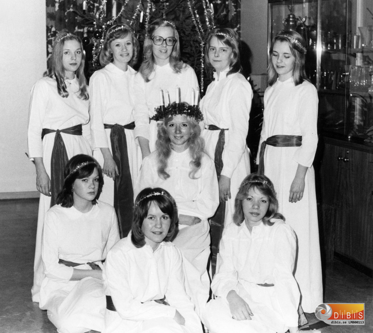 Lucia 1975(LM Ericsson).
Stående från vänster.
Britt-Inger Fahlqvist, Agneta Sundkvist, Inger Jansson, Anita Lindberg(Svensson), Lena Zetterlund
Sittande från vänster Kristina Larsson, Irene Martinsson (Flodin), Lucia Birgitta Jonsson(Wallin), Britt Marie Norgren