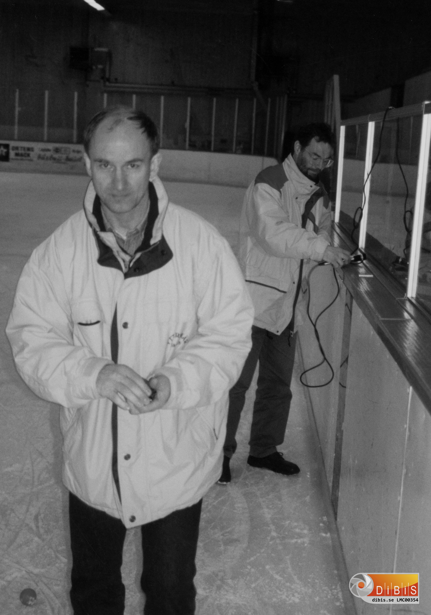 Plats: LM Ericsson Söderhamn.
Personer i bild: Dan Dammbro (t.v.) och idrottskonsulent Lars Brosell.
Bilden visar aktiviteter på Hockeyplan, Hällåsen