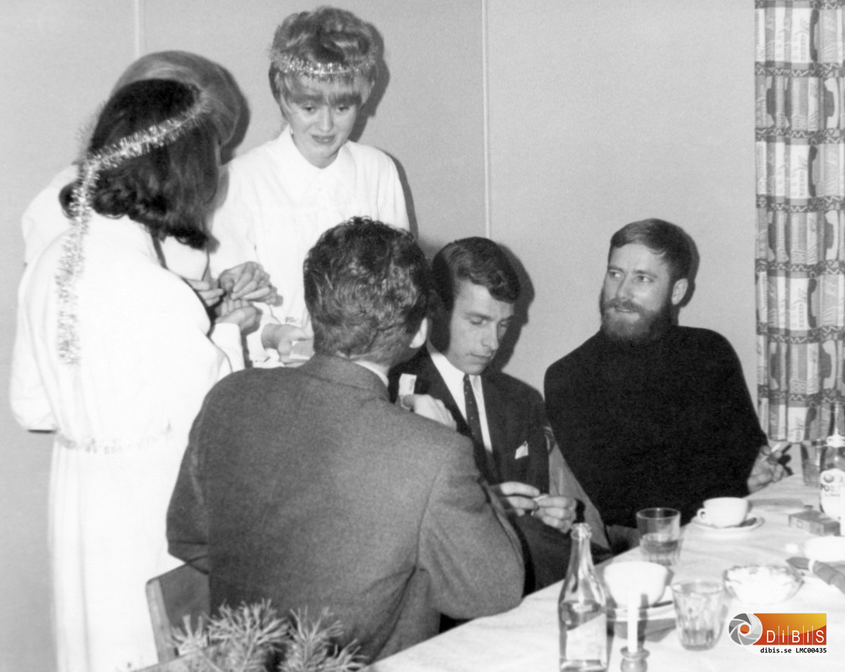 Plats : LM Ericssson Söderhamn

Tidpunkt: ?

Aktivitet : Fika och samtal med luciatärnor

Personer i bild: Från vänster: Okänd, okänd, okänd, Ann-Marie Blom , Lars Berntsson, Bengt Lundstedt
