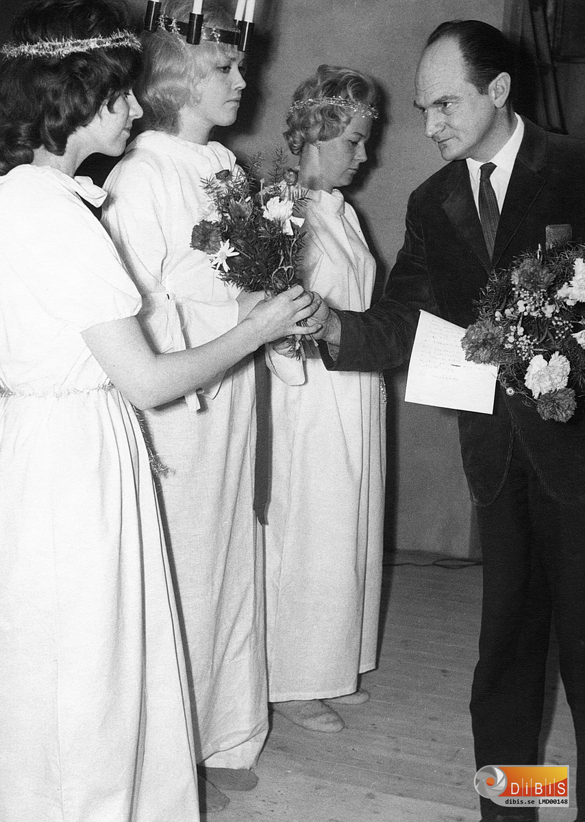 LM Ericsson Delsbo.
Disponenten Tore Hedberg uppvaktar
Tärnan Birgitta Persson Borg med blommor.
Lucian Kerstin Eriksson och
Tärnan Eva Larsson Frisk väntar på sin bukett.