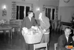 Gunnar Norgren tar emot ett paket av tomten