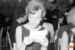 Plats LM Ericsson Söderhamn.
Kvinnan i bild är Kerstin Gusta