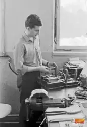 Okänd man i arbete med mätning av verktyg