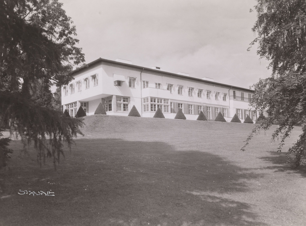 Hovedbygningen på Skaugum sett fra hagen [Fotografi]