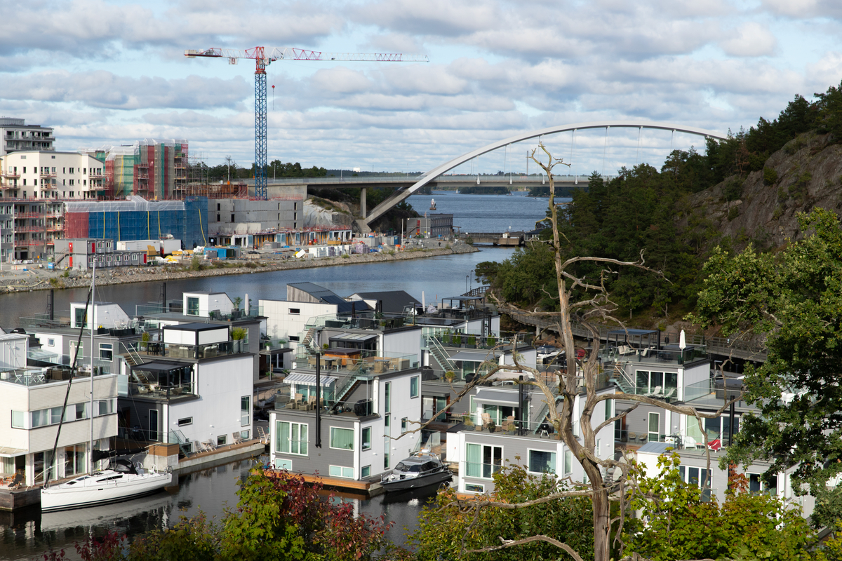 Marinstaden, Sillkajen, fotograferat år 2023. År 1999 inleddes planeringen för det nya bostadsområdet Marinstaden. Det är anlagt i en gammal hamnanläggning vid Svindersvikens södra sida, inte så långt från Nacka strand. Hamninloppet som i folkmun fick namnet "De döda skeppens vik" präglades tidigare av utrangerade fartyg och rostiga pråmar.