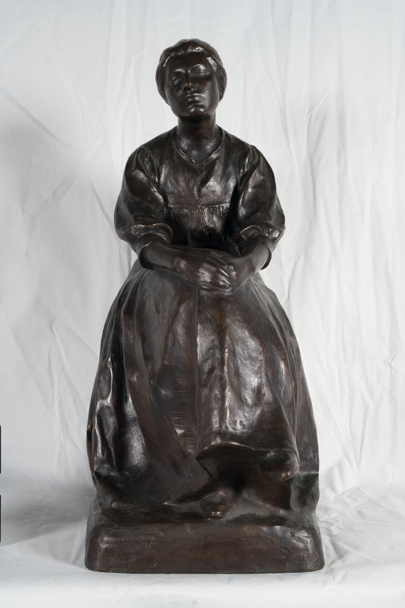 Sitjande jente [Skulptur]