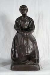 Sitjande jente [Skulptur]