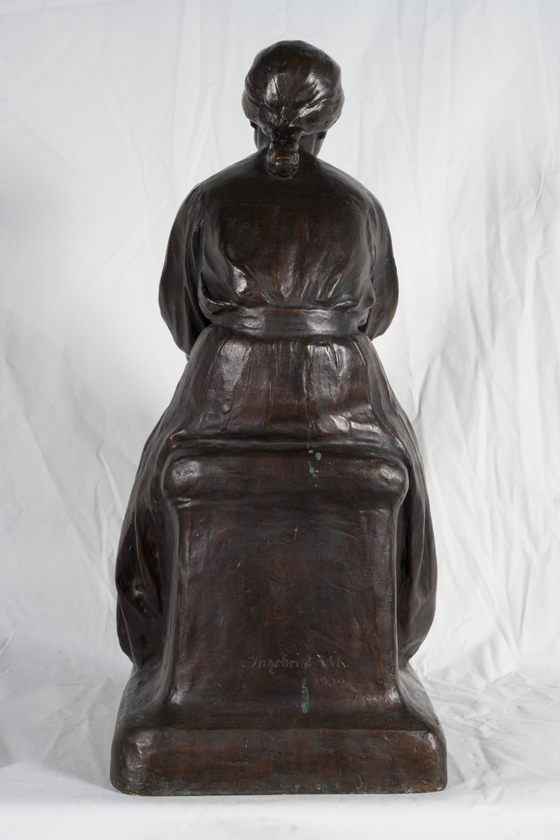 Sitjande jente [Skulptur]