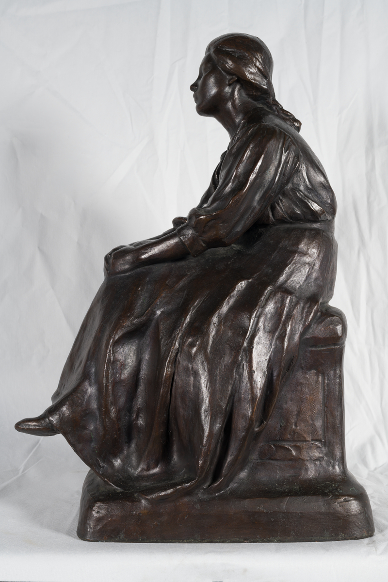 Sitjande jente [Skulptur]