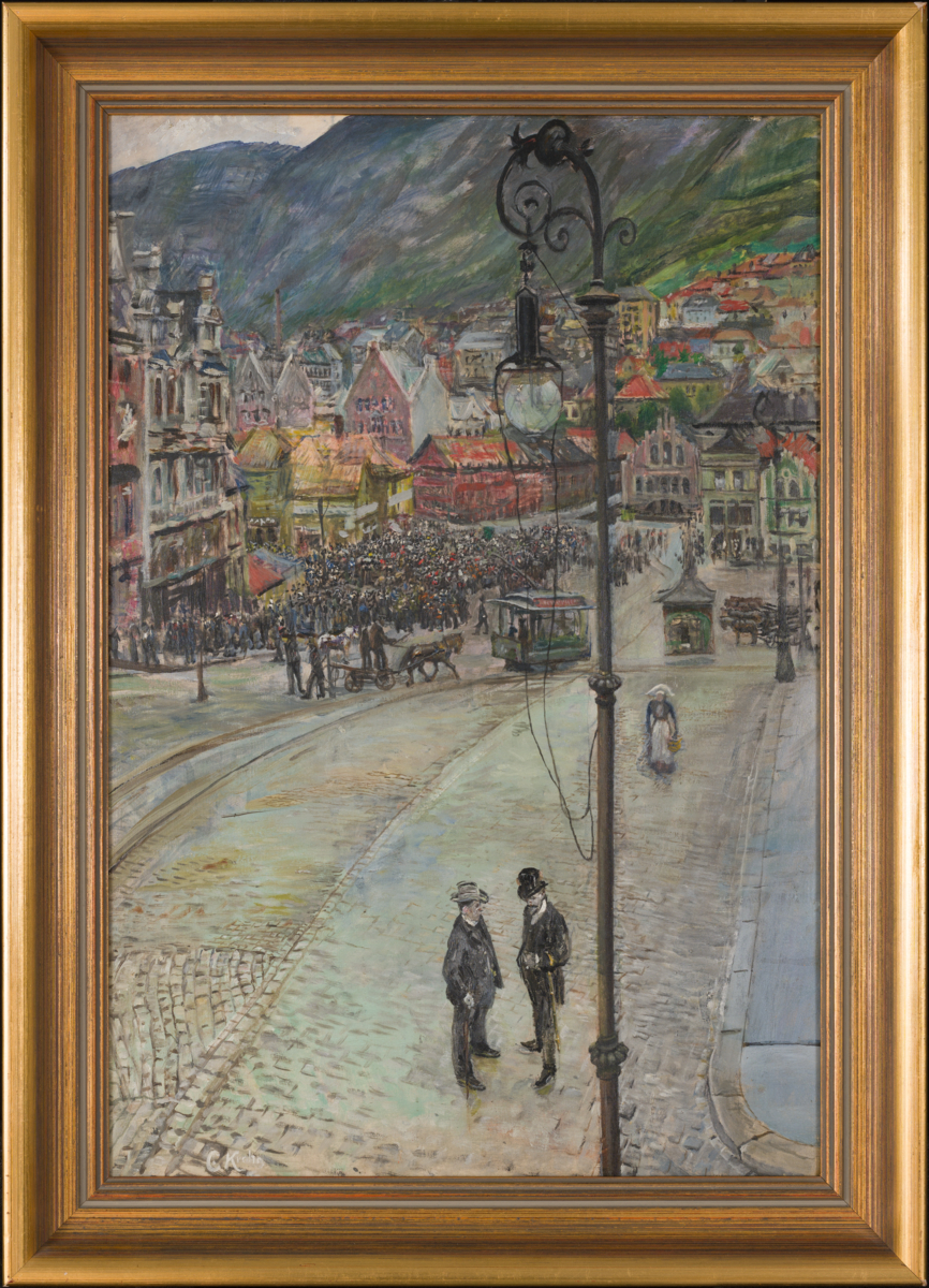 Torgalmenningen i Bergen og et folkerikt Fisketorget med Kjøttbasaren og Bryggen i bakgrunnen. Trikk og hestekjerre, kvinne med koneskaut og muligens bunad. I front en elektrisk gatelampe. To menn i samtale: Direktørene Johan Bøgh (Vestlandske Kunstindustrimuseum) og Jørgen Brunchorst (Bergens museum). Kilde: Thue, Oscar. ''Christian Krohg''. Utg. Aschehoug. Oslo. 1997. {{nb.no|NBN:no-nb_digibok_2008071800002}}.