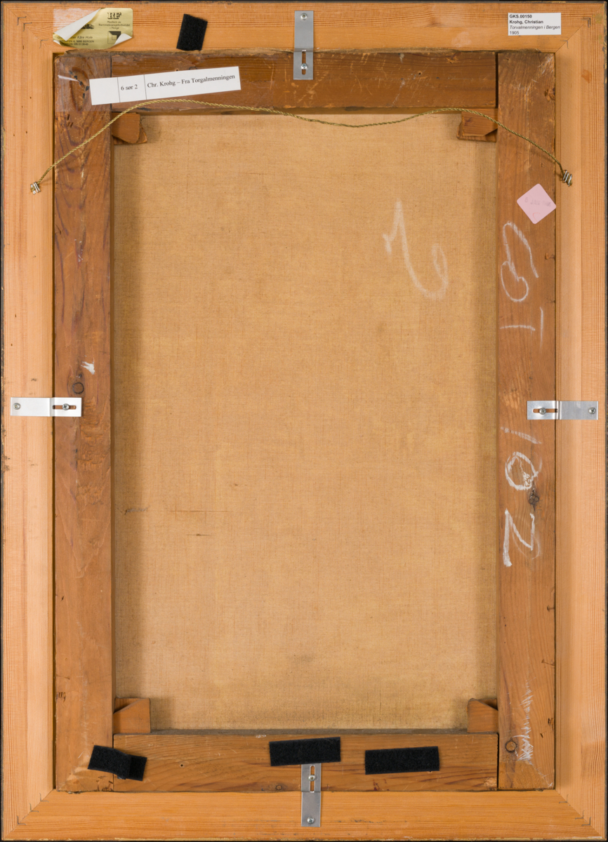 Torgalmenningen i Bergen og et folkerikt Fisketorget med Kjøttbasaren og Bryggen i bakgrunnen. Trikk og hestekjerre, kvinne med koneskaut og muligens bunad. I front en elektrisk gatelampe. To menn i samtale: Direktørene Johan Bøgh (Vestlandske Kunstindustrimuseum) og Jørgen Brunchorst (Bergens museum). Kilde: Thue, Oscar. ''Christian Krohg''. Utg. Aschehoug. Oslo. 1997. {{nb.no|NBN:no-nb_digibok_2008071800002}}.