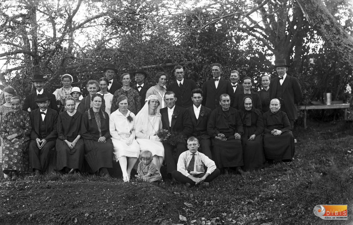 Midsommarbröllop. Den 24 juni 1928 vigdes Ivar Pettersson från Sandsveden, Kilafors med Karin (Kalla) Nilsson från Sörfly, Kilafors av pastor Hjalmar Bladin, komminister i Hanebo.