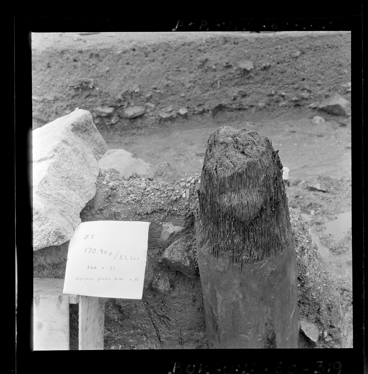 Ø8 - Stolpe 170,90y/53,20x. (Top.niv. + 35, overkant av stolpens glatte side, niv. + 15). Glatte side, niv. + 15) Avstand ca.1m.
