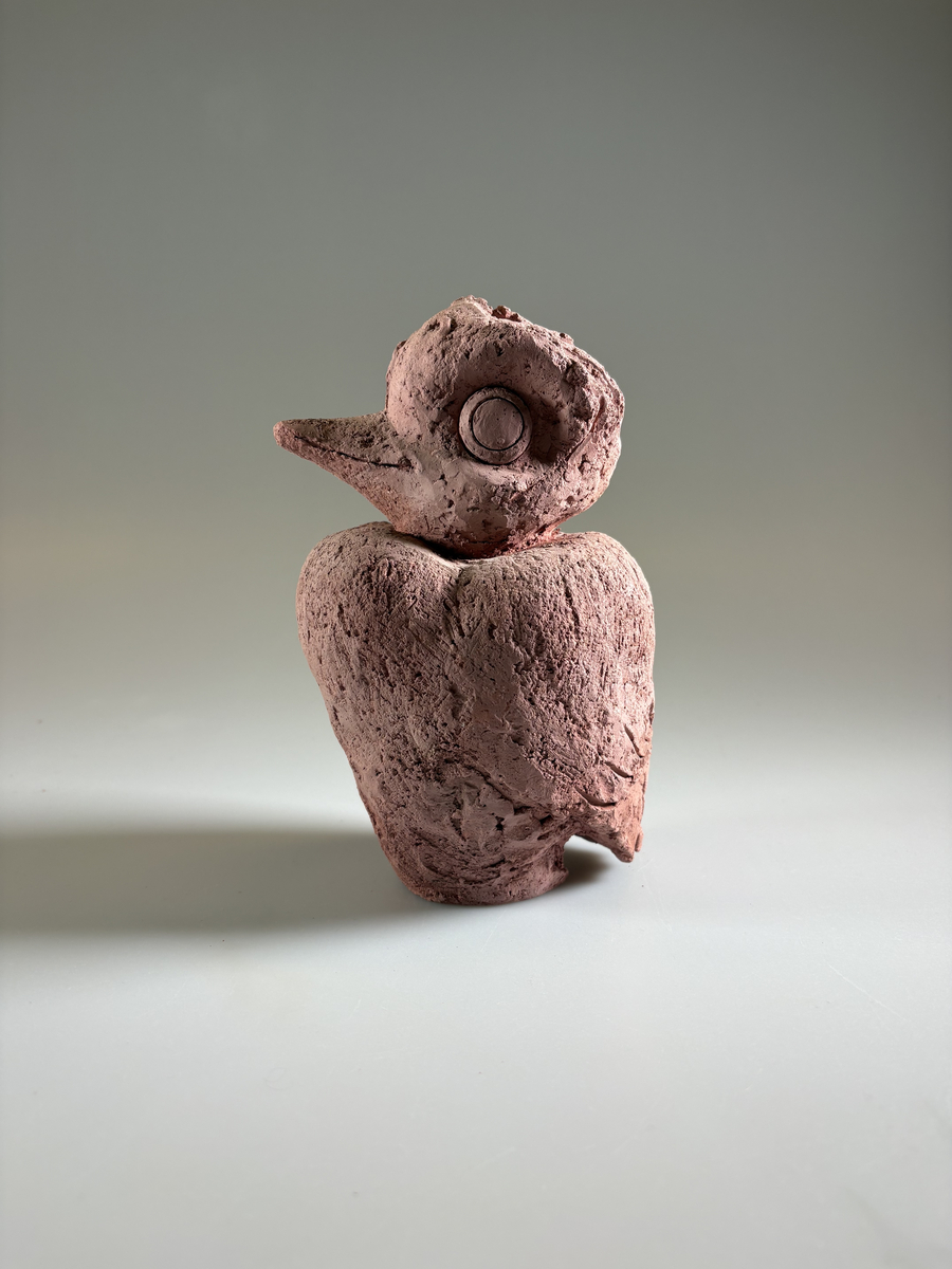 Skulptur av Tyra Lundgren, obränd lera. Föreställande fågel. 23 cm hög.
