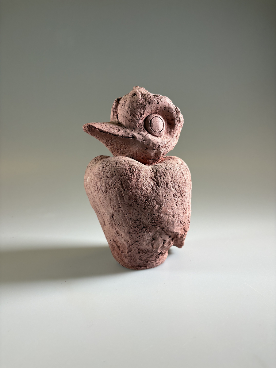 Skulptur av Tyra Lundgren, obränd lera. Föreställande fågel. 23 cm hög.