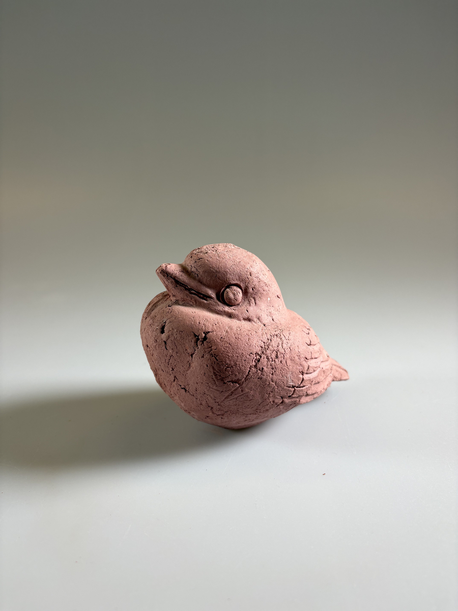 Skulptur av Tyra Lundgren, obränd lera. Föreställande fågel. 11 cm hög.