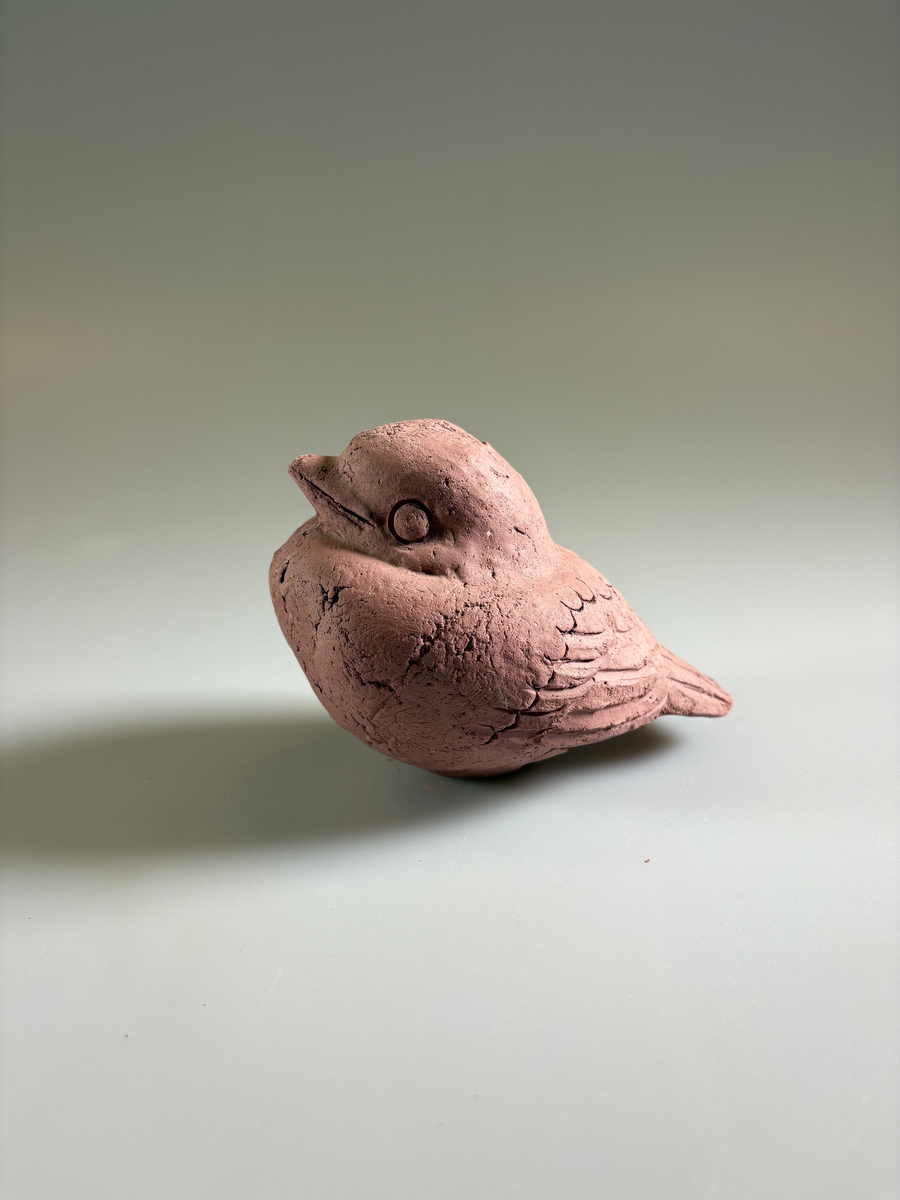 Skulptur av Tyra Lundgren, obränd lera. Föreställande fågel. 11 cm hög.