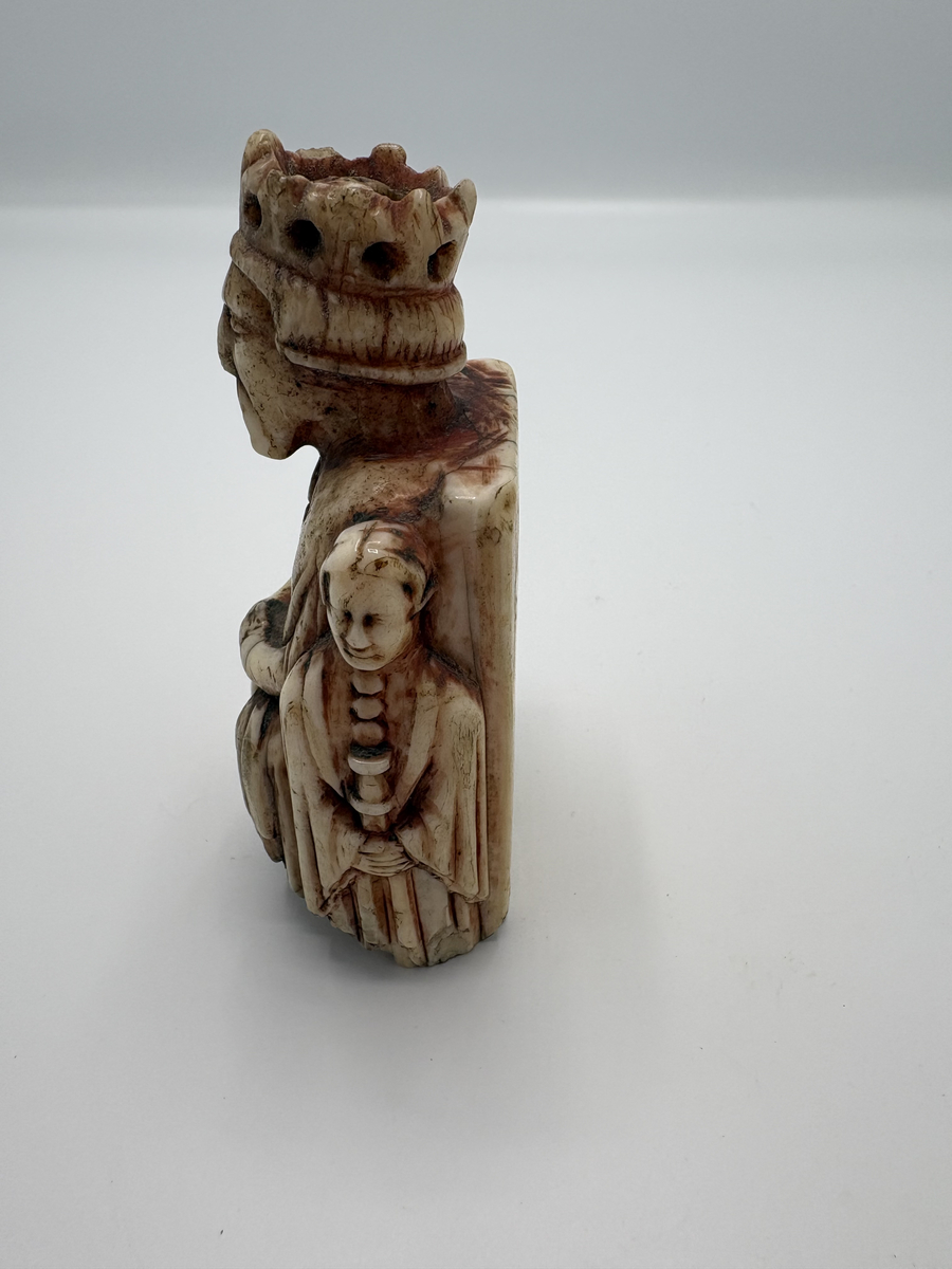 Schackkung av valrosstand med två smärre bilder på sidorna. Krona på huvudet, delvis rödmålad. På baksidan märkt med ett ankare, samt: "1606" och "* N S *". Personen till vänster om kungen är iklädd en lång dräkt och rund mössa, den högra mannen är är barhuvad och bär en knappförsedd dräkt med mantel över. Han håller också en spira eller kort stav i händerna. Pjäsen är genomborrad från kungen hjässa och rakt ner.

Det är osäkert om den röda färgen som man ser spår av är original eller senare ditmålad, men den måste ha påförts före år 1606. Det inristade ankaret kan tyda på att pjäsen vid 1600-talets början ägdes av en sjökapten eller sjöman, men vi saknar kunskap om vem som ursprungligen förde pjäsen till Gotland. Var den en del av ett komplett schackspel eller kom den till ön som ensam souvenir?

Pjäsen bör ha kommit i donatorns (läroverkslektor C J Bergman) ägo mellan åren 1846-1874. 1874 vittnar nämligen Bergmans kollega vid läroverket och blivande museiföreståndaren P A Säve om att den märkliga kungafiguren finns hos Bergman och att han lovat skänka den till det planerade museet. Fram till 1846 hade kungen haft en speciell användning: som handtag i en klocksträng i sessionssalen på Skomakargillets hus i hörnet Ryska gränd och Övre och Nedre Finngränd i Visby. Klocksträngen manövrerade en klocka som var upphängd i taket, varmed åldermannen äskade tystnad vid gillets sammankomster. Gillet höll sina möten i detta hus från år 1592-1846 (då gillet upplöstes), men inskriptionen med årtalet 1606 antyder att det inte kommit i Skomakargillets ägo förrän under 1600-talets första hälft.

Enligt Roosval och af Ugglas är pjäsen sannolikt tillverkad någon gång 1350-1370.