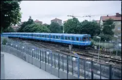 Tunnelbanetåg på linje 19 på väg mot Hässelby år 1996.