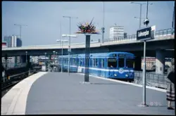 Tunnelbanetåg vid Gullmarsplans tunnelbanestation sommar 199