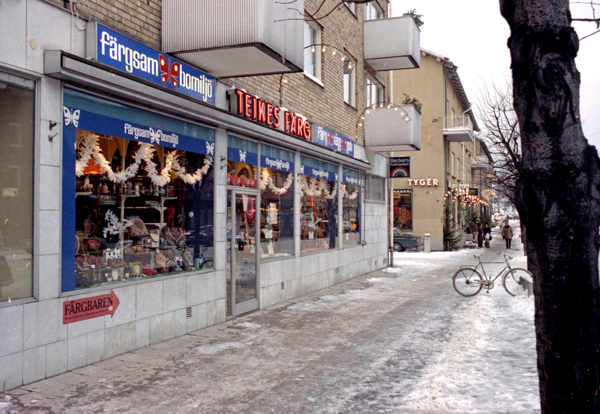 Teikes Färghandel, Fredsgatan 9, kvarteret Apotekaren. Exteriör utanför butiken, skyltfönstren är juldekorerade. Vinter. 