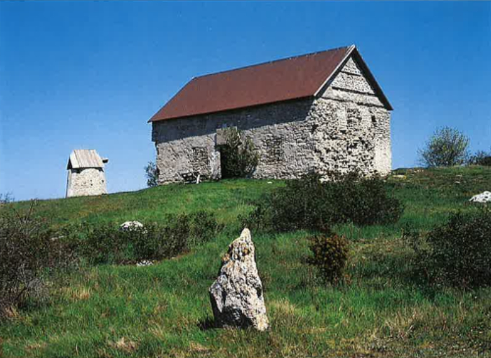 Naturområde bestående av en revkalkkulle med därpå stående ruin av S:t Olofs kapell, rauken S:t Olofs vaskefat och flera andra raukar samt en väderkvarn. Kullen täcks av strandvallar, och vegetationen består av betespräglad gräshed med låga enbuskar. Raukarna bildades av Littorinahavet.

På området finns grunderna av ett kapell från medeltiden. Över dess västra del är uppförd en byggnad från 1800-talets mitt, 1910–1920 använd som stenarbetarbostad. Ovanför ingången sitter en stenplatta med följande inskrift: "Konung Olof den Helige från Norrige byggde kyrkan år 1029 / Egaren till S:t Olofsholm reste denna sten år 1844". Ägare var då Jacob Dubbe, Visby.

Kapellruinen restaurerades 1976.