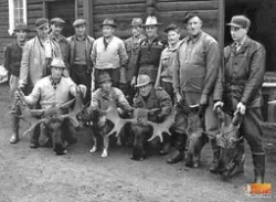 Skålsjön Jaktlag 1957. Sittande fr v Svessar Emil Olsson frå