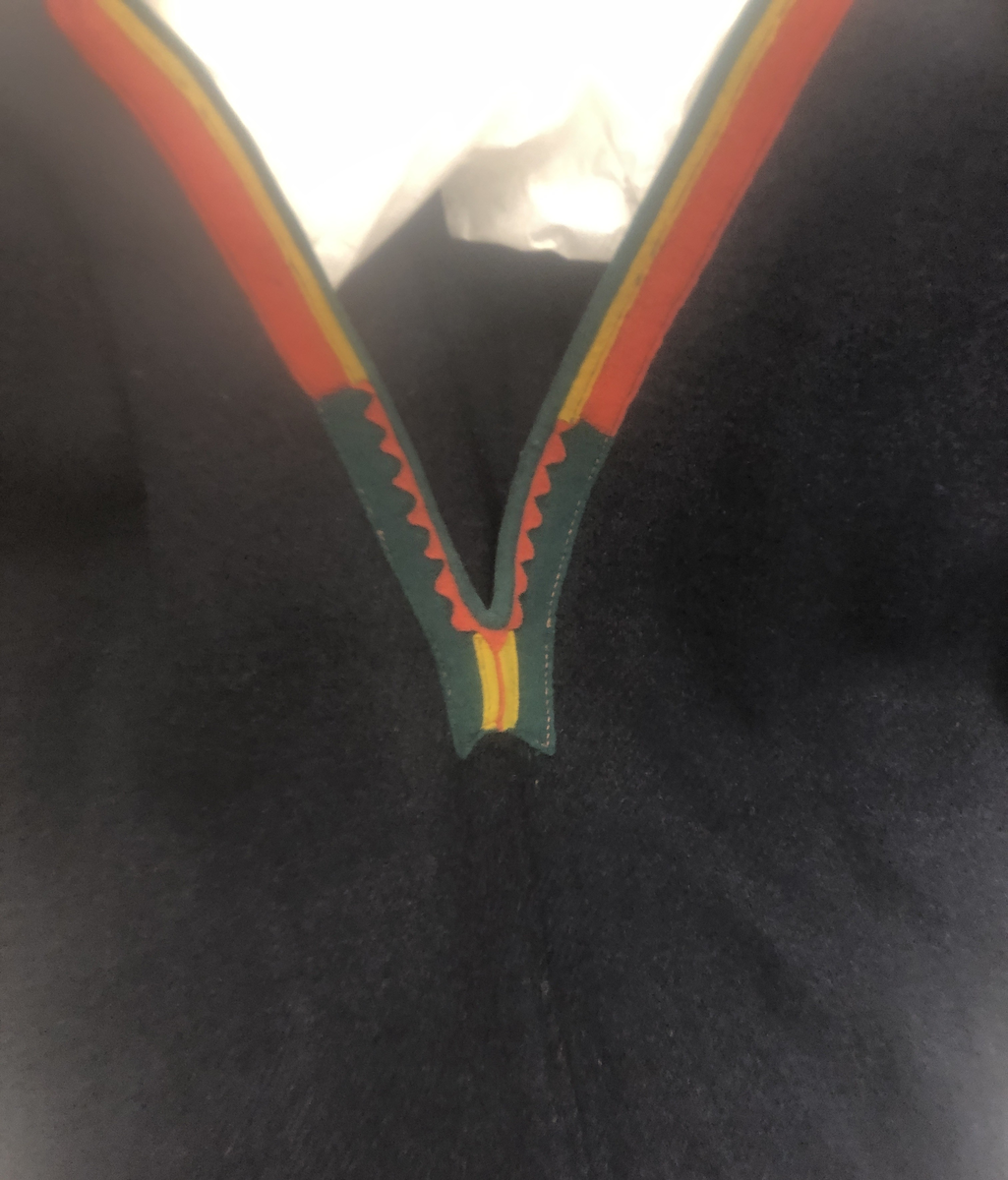 Mørkeblå ålmåjgáppte/mannskofte, hullogáppte/ullkofte med ruvddalissto samt snjisjkodum/grindvevd lissto/kantbånd langs skjørtekanten. Tekstilapplikasjoner ved ermer og i hals. 

Ruvddalissto er i grønn farge samt snjisjkodum/grindvevd lissto/kantbånd påsydd nederst. Den er 4 cm. bred inkl. lissto/det vevde båndet. Lissto er 0,9 cm. bred. 
Sase/Ermene har sájá/dekorborder i gult, 0,4 cm bred, grønt 1,8 cm. bred og rødt 1 cm. bred. Ermene har ikke påsydd badjelbuddas/kantning nederst i ermekanten.
Sájá i åhtså/bryståpningen nederst er i grønt som vender ned i to spisser på hver side, samt sikk-sakk tagget kant i rødt og en smal stripe i rødt og gult. Øverst i åhtså/bryståpningen opp mot halspartiet er sájá/dekorbordene i fargene rødt og gult og badjelbuddas i grønt. 
Goahkka/Kragen er i grønn farge og en sikk-sakk tagget remse i rødt. Kragen har ikke divlle. Badjelbuddas/Øverste kantning er blå.
Gáppte har også giedavuollåhkko/kiler under ermene, samt gájrá/kiler i sidene.