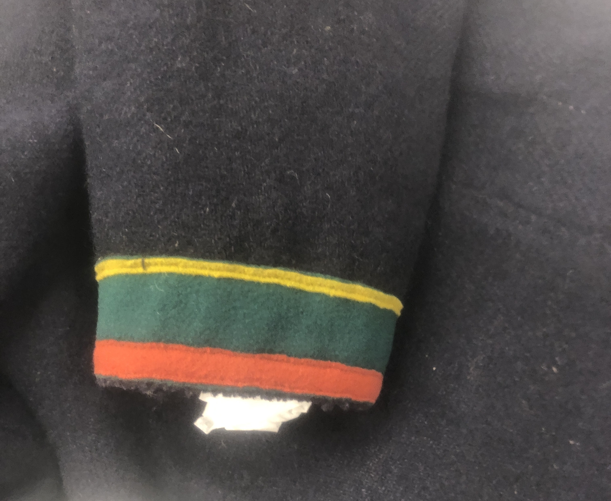 Mørkeblå ålmåjgáppte/mannskofte, hullogáppte/ullkofte med ruvddalissto samt snjisjkodum/grindvevd lissto/kantbånd langs skjørtekanten. Tekstilapplikasjoner ved ermer og i hals. 

Ruvddalissto er i grønn farge samt snjisjkodum/grindvevd lissto/kantbånd påsydd nederst. Den er 4 cm. bred inkl. lissto/det vevde båndet. Lissto er 0,9 cm. bred. 
Sase/Ermene har sájá/dekorborder i gult, 0,4 cm bred, grønt 1,8 cm. bred og rødt 1 cm. bred. Ermene har ikke påsydd badjelbuddas/kantning nederst i ermekanten.
Sájá i åhtså/bryståpningen nederst er i grønt som vender ned i to spisser på hver side, samt sikk-sakk tagget kant i rødt og en smal stripe i rødt og gult. Øverst i åhtså/bryståpningen opp mot halspartiet er sájá/dekorbordene i fargene rødt og gult og badjelbuddas i grønt. 
Goahkka/Kragen er i grønn farge og en sikk-sakk tagget remse i rødt. Kragen har ikke divlle. Badjelbuddas/Øverste kantning er blå.
Gáppte har også giedavuollåhkko/kiler under ermene, samt gájrá/kiler i sidene.