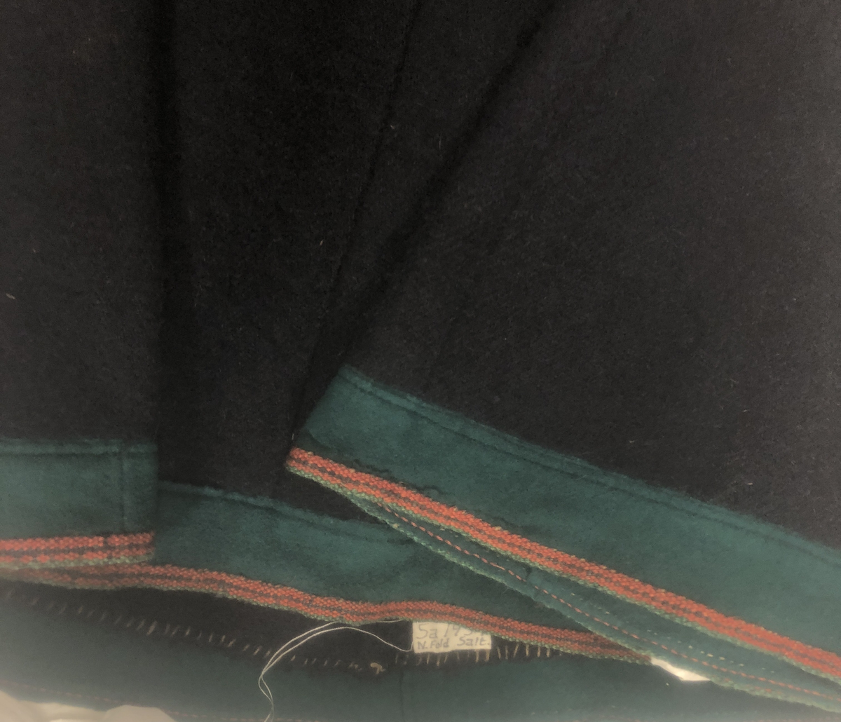 Mørkeblå ålmåjgáppte/mannskofte, hullogáppte/ullkofte med ruvddalissto samt snjisjkodum/grindvevd lissto/kantbånd langs skjørtekanten. Tekstilapplikasjoner ved ermer og i hals. 

Ruvddalissto er i grønn farge samt snjisjkodum/grindvevd lissto/kantbånd påsydd nederst. Den er 4 cm. bred inkl. lissto/det vevde båndet. Lissto er 0,9 cm. bred. 
Sase/Ermene har sájá/dekorborder i gult, 0,4 cm bred, grønt 1,8 cm. bred og rødt 1 cm. bred. Ermene har ikke påsydd badjelbuddas/kantning nederst i ermekanten.
Sájá i åhtså/bryståpningen nederst er i grønt som vender ned i to spisser på hver side, samt sikk-sakk tagget kant i rødt og en smal stripe i rødt og gult. Øverst i åhtså/bryståpningen opp mot halspartiet er sájá/dekorbordene i fargene rødt og gult og badjelbuddas i grønt. 
Goahkka/Kragen er i grønn farge og en sikk-sakk tagget remse i rødt. Kragen har ikke divlle. Badjelbuddas/Øverste kantning er blå.
Gáppte har også giedavuollåhkko/kiler under ermene, samt gájrá/kiler i sidene.