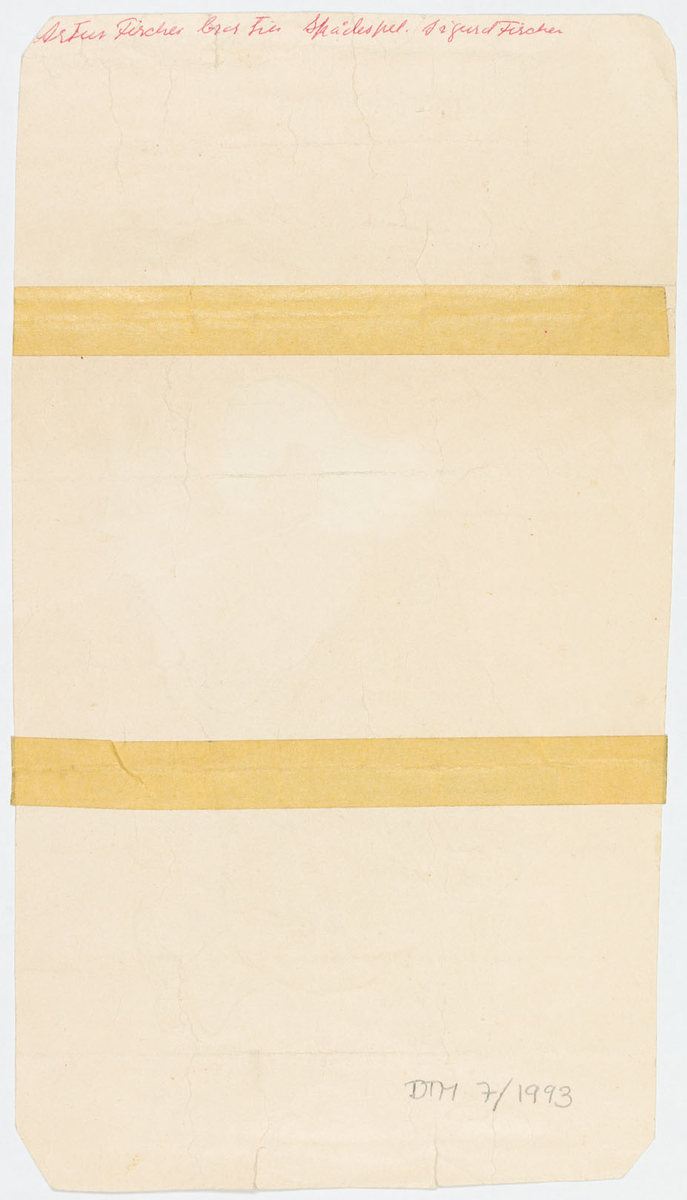 Kraftig man i helfigur och profil gåendes till höger, i klädd svart och vitrandiga byxor, svart kavaj, väst och skor. Ovanför det överdimensionerade huvudet svävar en lagerkrans. Han är flintskallig med en rödblond hårkrans och mustasch. 
