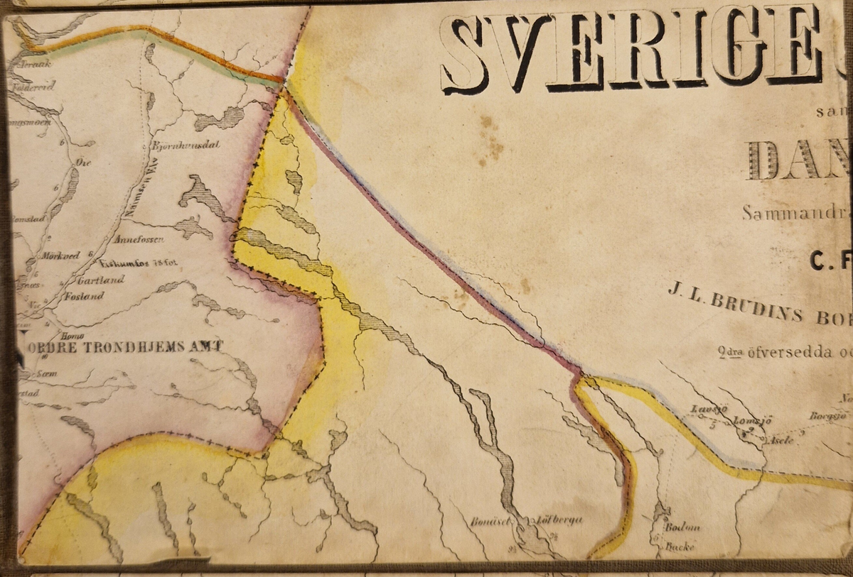 Karta öfver landsvägarne uti Sverige och Norrige samt en del af Danmark. Sammandragen och graverad af C. F. Ström 1855. J. L. Brudins Bokhandel Stockholm. 2:dra öfversedda och betydligt tillökta upplagan. Tryckt hos C. F. Ström. Gåva av fru Alma Moberg 1908. Bokn. 115.