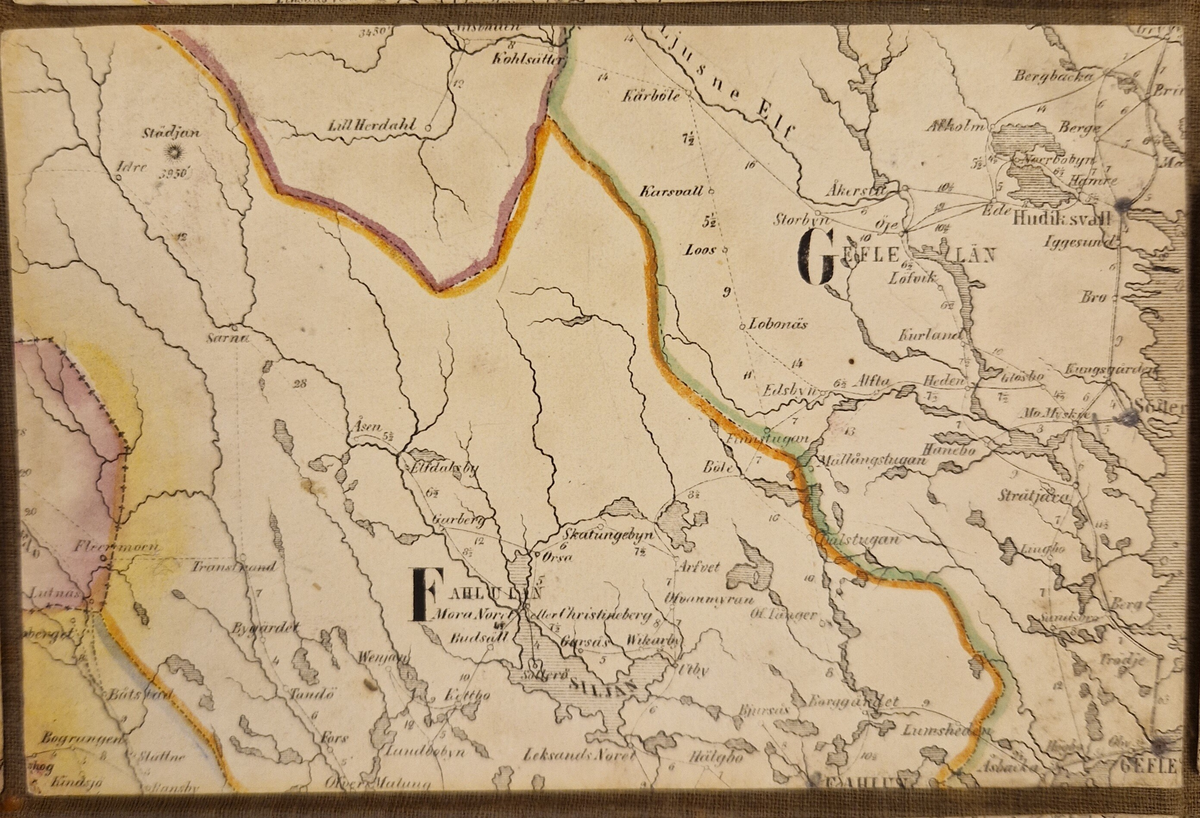 Karta öfver landsvägarne uti Sverige och Norrige samt en del af Danmark. Sammandragen och graverad af C. F. Ström 1855. J. L. Brudins Bokhandel Stockholm. 2:dra öfversedda och betydligt tillökta upplagan. Tryckt hos C. F. Ström. Gåva av fru Alma Moberg 1908. Bokn. 115.