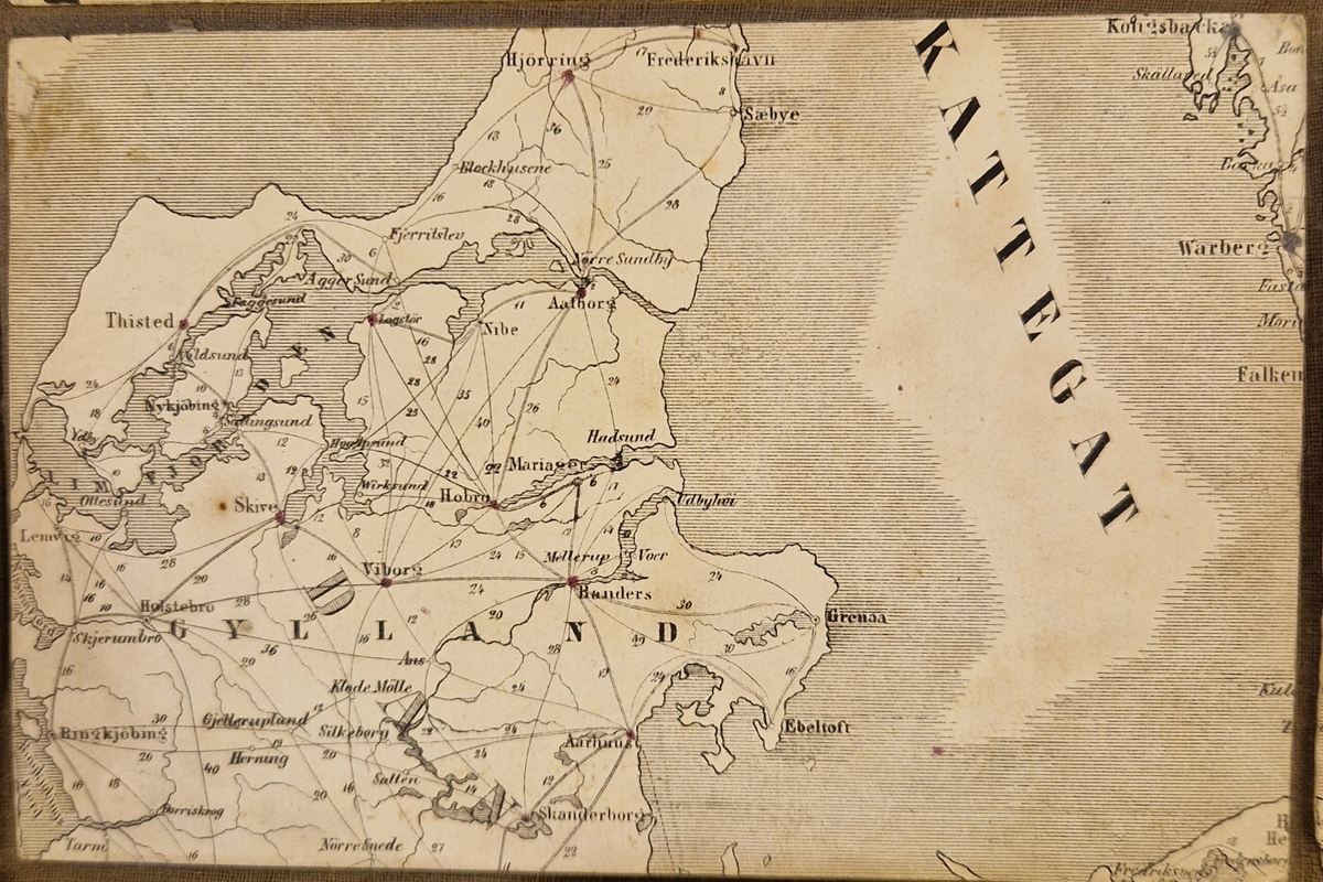 Karta öfver landsvägarne uti Sverige och Norrige samt en del af Danmark. Sammandragen och graverad af C. F. Ström 1855. J. L. Brudins Bokhandel Stockholm. 2:dra öfversedda och betydligt tillökta upplagan. Tryckt hos C. F. Ström. Gåva av fru Alma Moberg 1908. Bokn. 115.