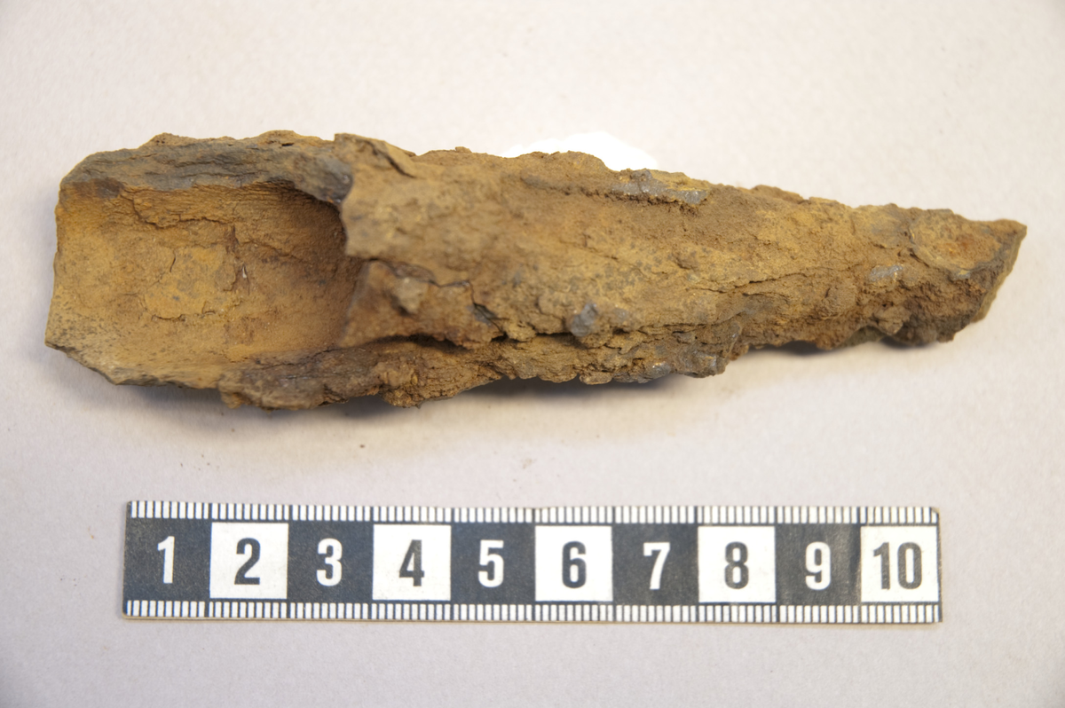 Spydfal, fnr. 5. Under konservering. Detalj : Mineralisert tekstil på innsida.