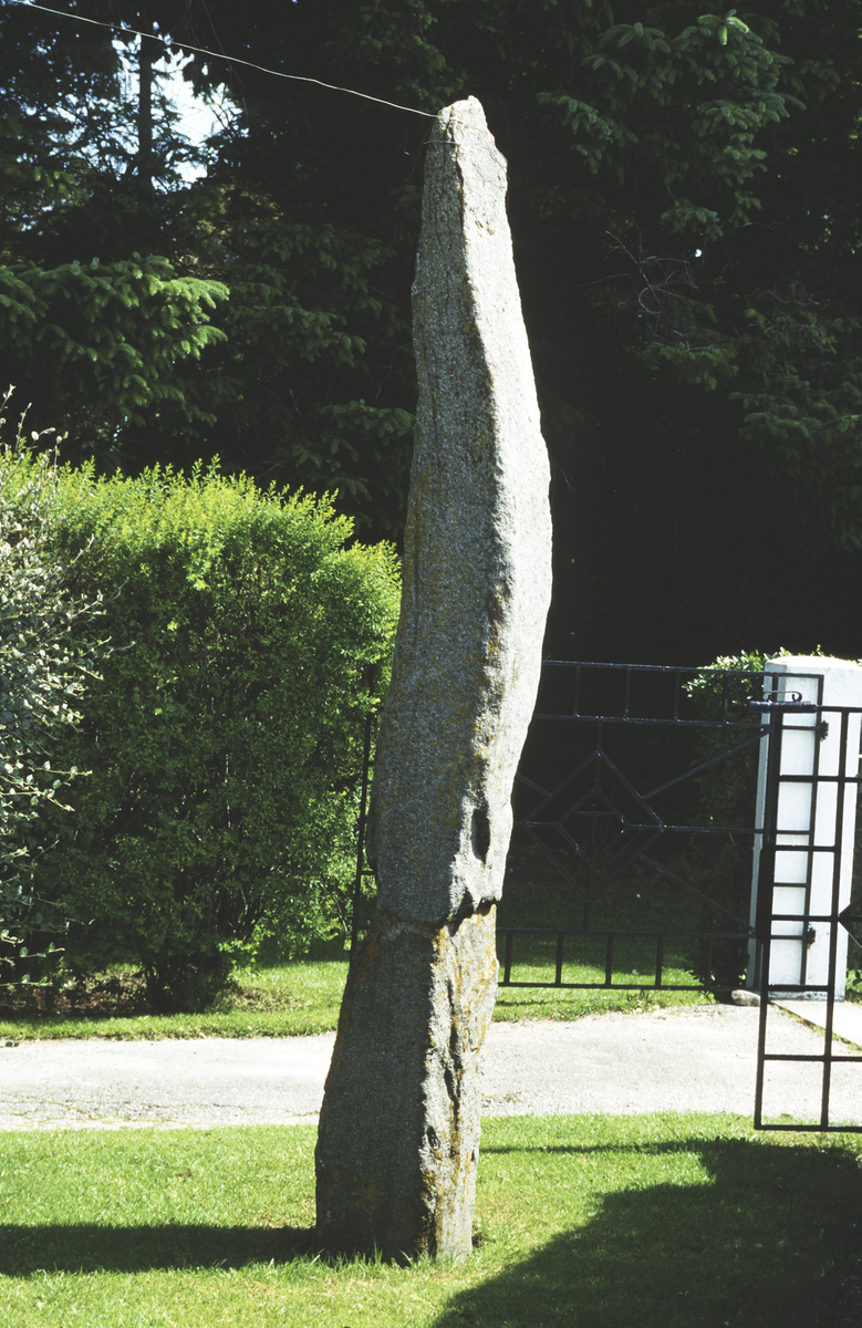 Stavangerfjordvei 28. Bautaen mot ØNØ.