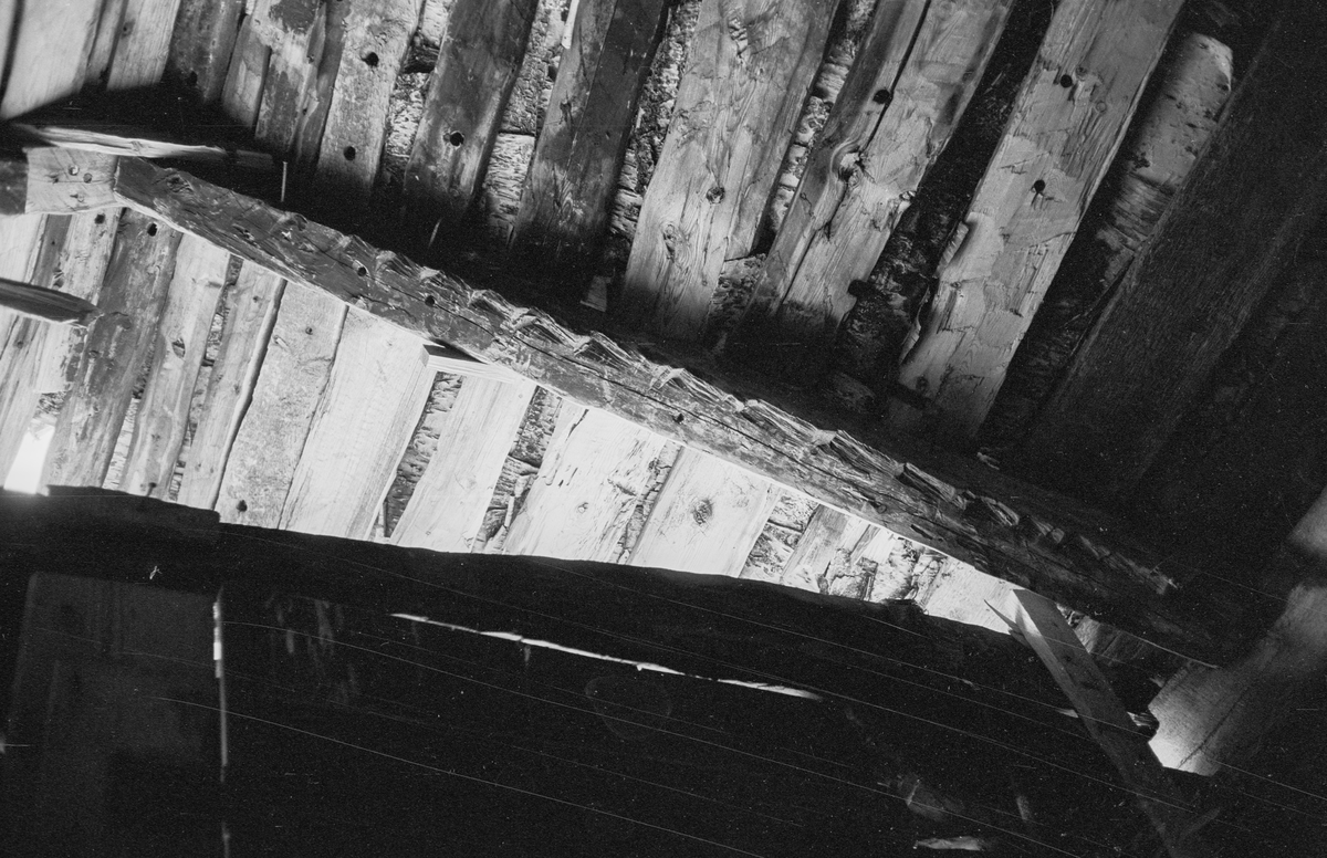 Tjøstheim -Sandsa, (3) sperrer i taket.