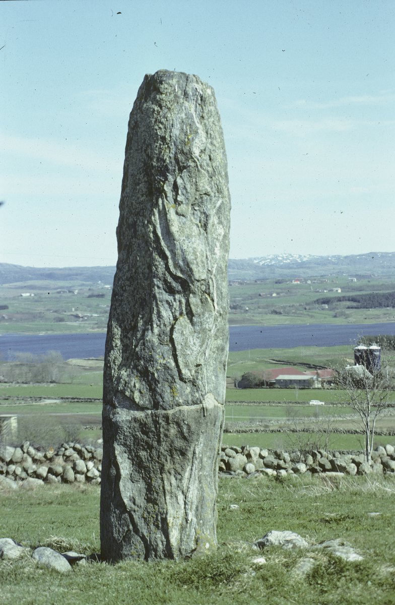 Bautaen foran Tinghaug. 