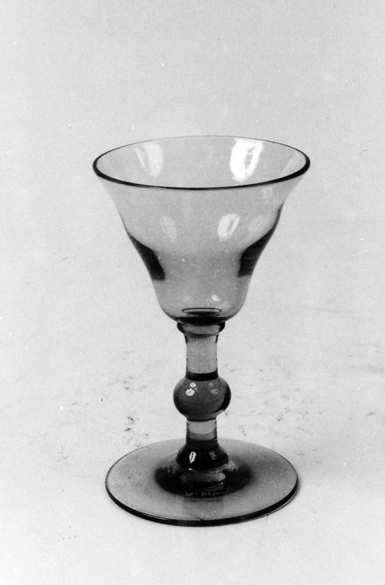 Glass som A 00614, men avvikend mål.
