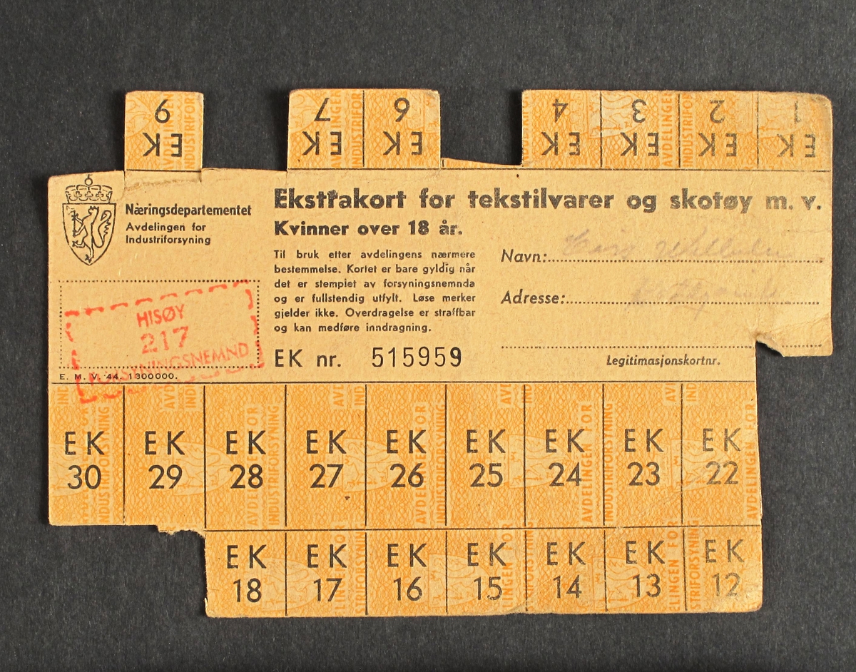 Rasjoneringskort  fra krigen  1940-45 og etter, 10 stk 

a)  Ekstrakort for tekstilvarer og skotøy m. v. Kvinner over 18 år  . Navn: 
217. Oransje merker.  

b) Tobakkskort for kvinner. Gjeldende fra høsten 1945.  Lys gulgrønt med røde ornamenter.  

c)  Rasjoneringskort for matvarer fra 20/11-1950 til 20. mai 1951.  Stemplet Wilh. wilhelmsen og Julius Ørum.  Grønne, røde og brune merker.  

d)  Mel- og brødmerker og fetmerker for 38. kortperiode.  Uten klipp  Stemplet  Hisøy Forsymningsnemnd.  e)  som d.  

f)  Rasjoneringskort for matvarer for tida 20/5-1950 til 20. mai 1951. Grønne og røde klipp.  

g) Strømpekort for kvinner over 14 år. Cisi Wilhelmsen  

h) Skotøykort for voksne, 2. kortudeling, serie B. Røde og grønne merker.  

i) Skotøykort for voksne - Serie B. Forsynings- og Gjenreisningsdept.  

j) Skotøykort for voksne, serie B. Røde og grønne kort.