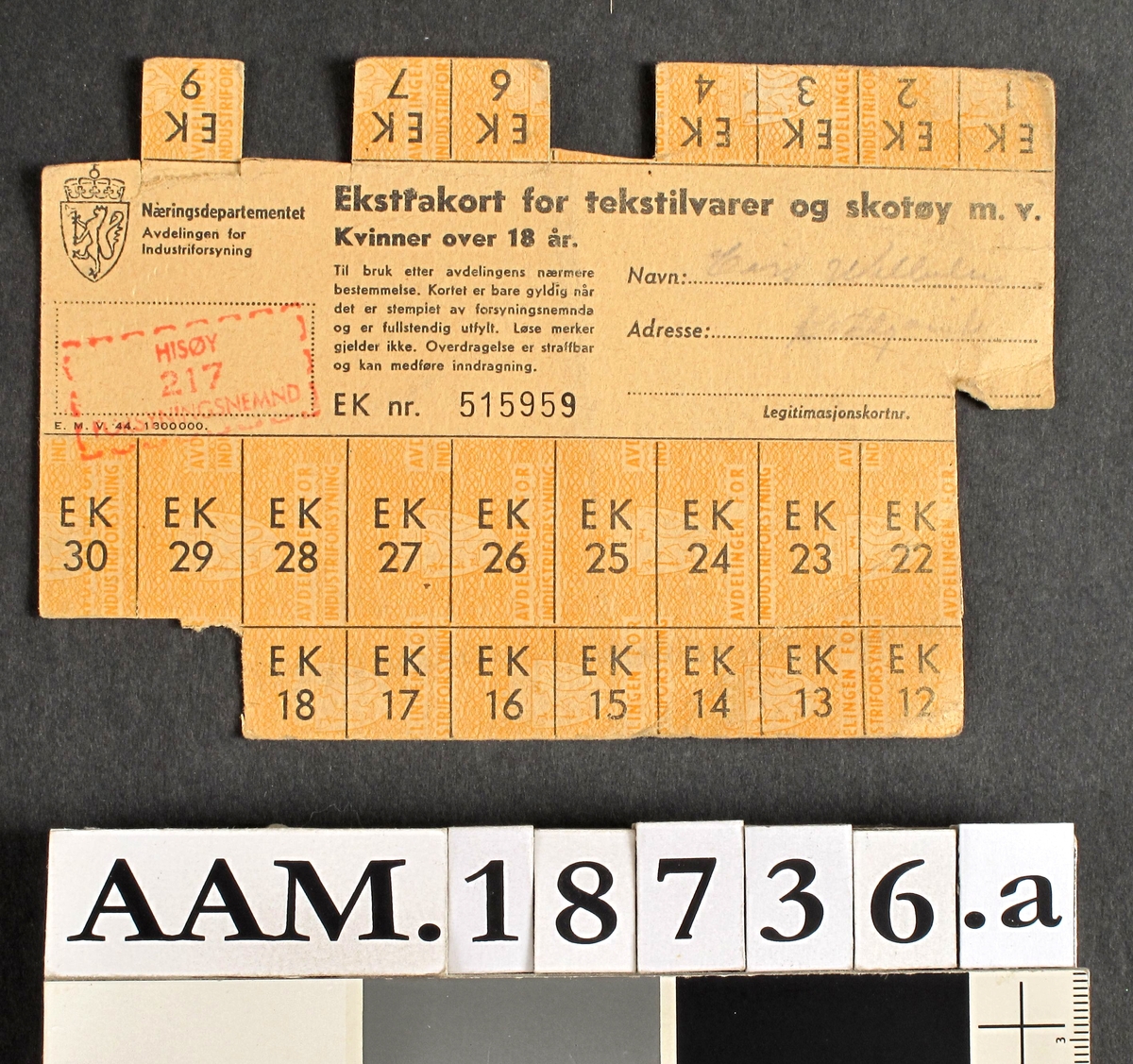 Rasjoneringskort  fra krigen  1940-45 og etter, 10 stk 

a)  Ekstrakort for tekstilvarer og skotøy m. v. Kvinner over 18 år  . Navn: 
217. Oransje merker.  

b) Tobakkskort for kvinner. Gjeldende fra høsten 1945.  Lys gulgrønt med røde ornamenter.  

c)  Rasjoneringskort for matvarer fra 20/11-1950 til 20. mai 1951.  Stemplet Wilh. wilhelmsen og Julius Ørum.  Grønne, røde og brune merker.  

d)  Mel- og brødmerker og fetmerker for 38. kortperiode.  Uten klipp  Stemplet  Hisøy Forsymningsnemnd.  e)  som d.  

f)  Rasjoneringskort for matvarer for tida 20/5-1950 til 20. mai 1951. Grønne og røde klipp.  

g) Strømpekort for kvinner over 14 år. Cisi Wilhelmsen  

h) Skotøykort for voksne, 2. kortudeling, serie B. Røde og grønne merker.  

i) Skotøykort for voksne - Serie B. Forsynings- og Gjenreisningsdept.  

j) Skotøykort for voksne, serie B. Røde og grønne kort.