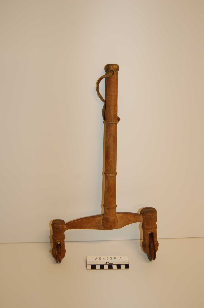 A: 39cm skaft,+ 12 cm "ben" + 7cm diam. trinser, skaft 3 cm diam., nedre del 26 cm bredde, festet med trenagle i midten og vippbar.
B: ?, 59cm
C: ? 63 cm .
D:vippe, 56cm, m.jernkrampe for opheng,
E, F, G, ??
H+I: to vipper, 63cm
J, K,L: 3 kiler, ca 12 cm