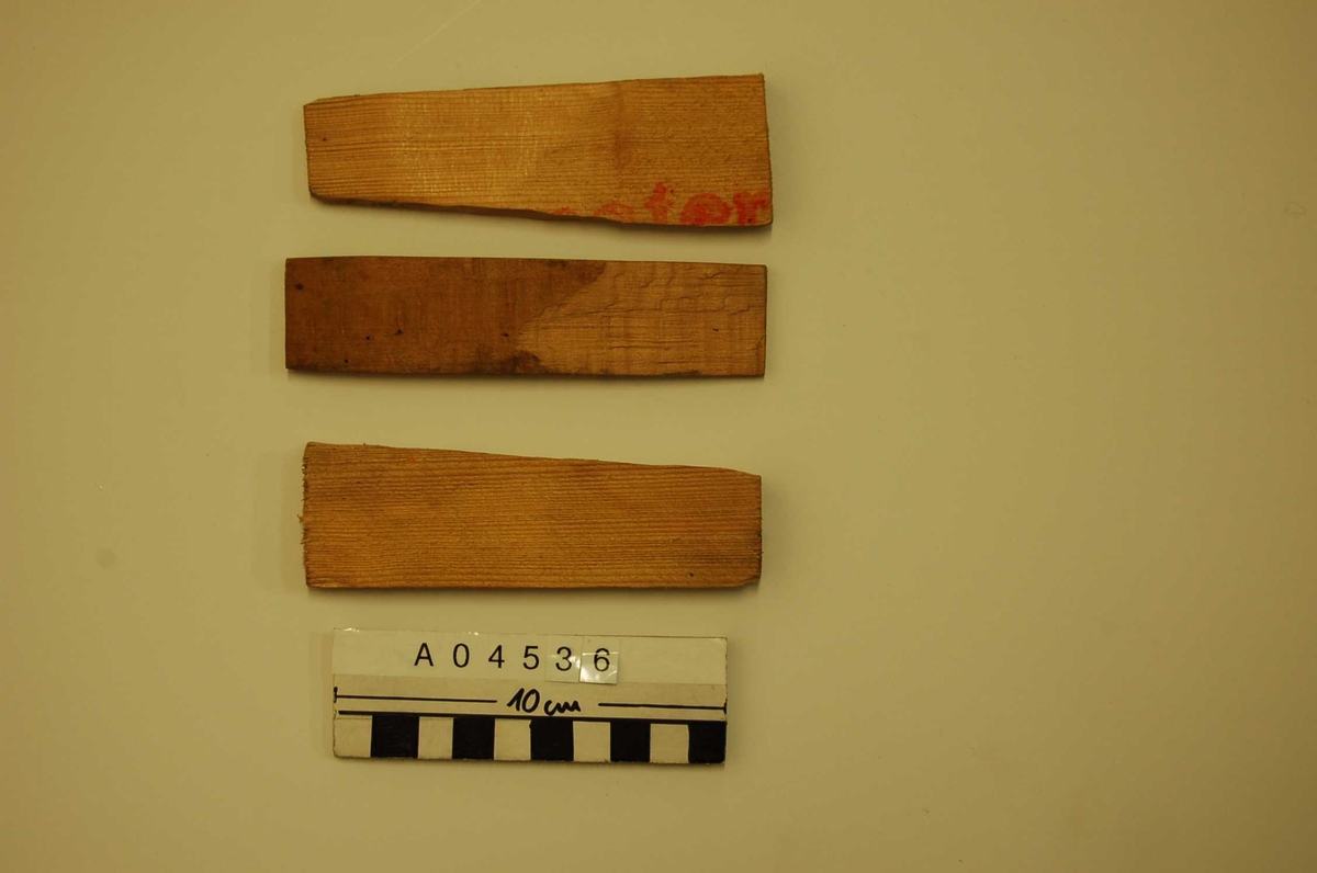 A: 39cm skaft,+ 12 cm "ben" + 7cm diam. trinser, skaft 3 cm diam., nedre del 26 cm bredde, festet med trenagle i midten og vippbar.
B: ?, 59cm
C: ? 63 cm .
D:vippe, 56cm, m.jernkrampe for opheng,
E, F, G, ??
H+I: to vipper, 63cm
J, K,L: 3 kiler, ca 12 cm