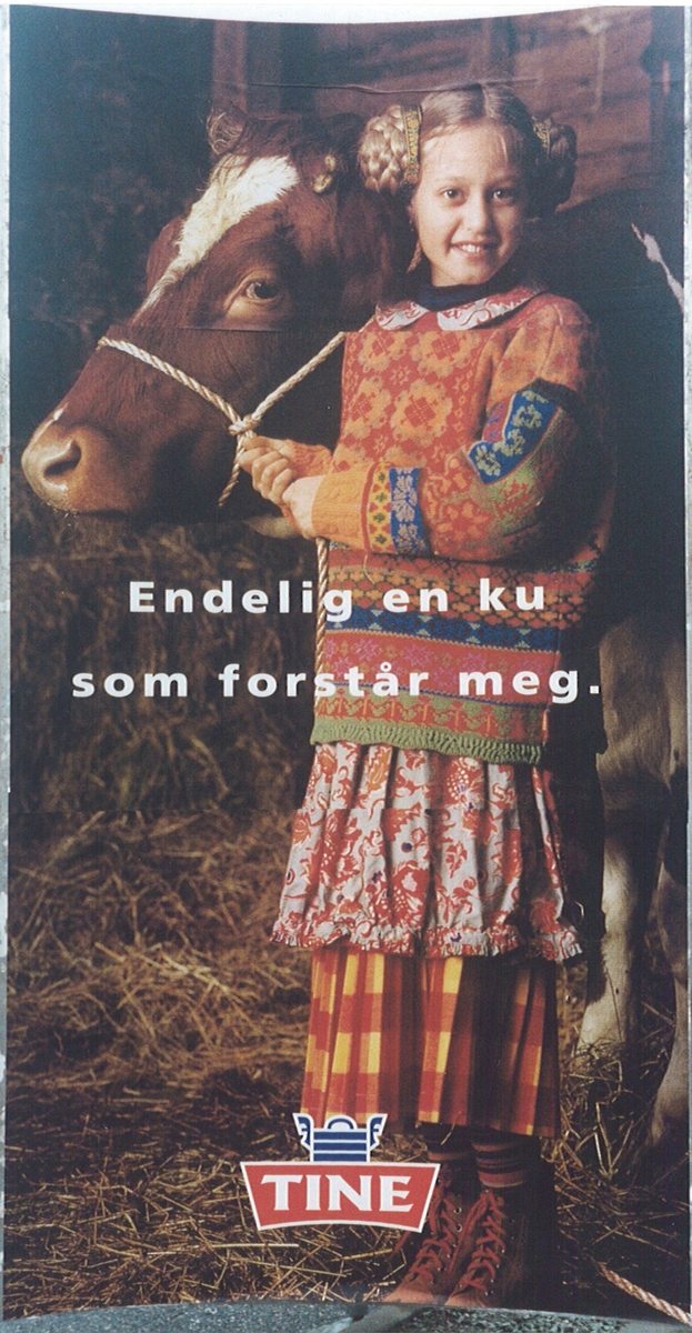 Ei ku og ei jente i fargerik spesiell genser.