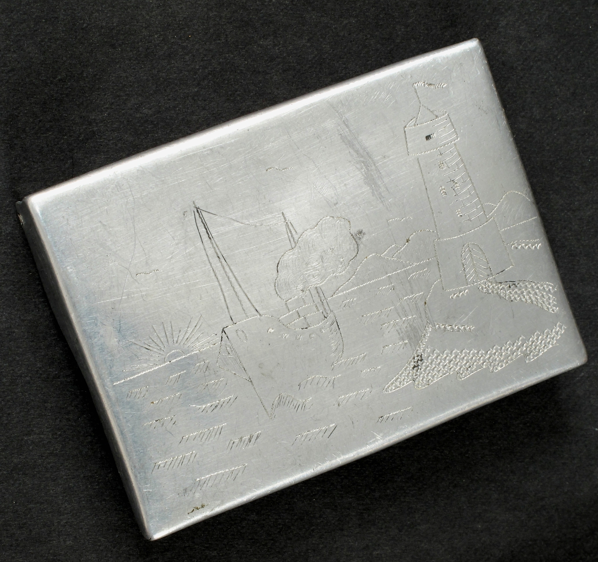 Kystlandskap m. dampskip, solnedgang, fyrlykt. Sovjetunionens symbol, hammer og sigd, stjerne.